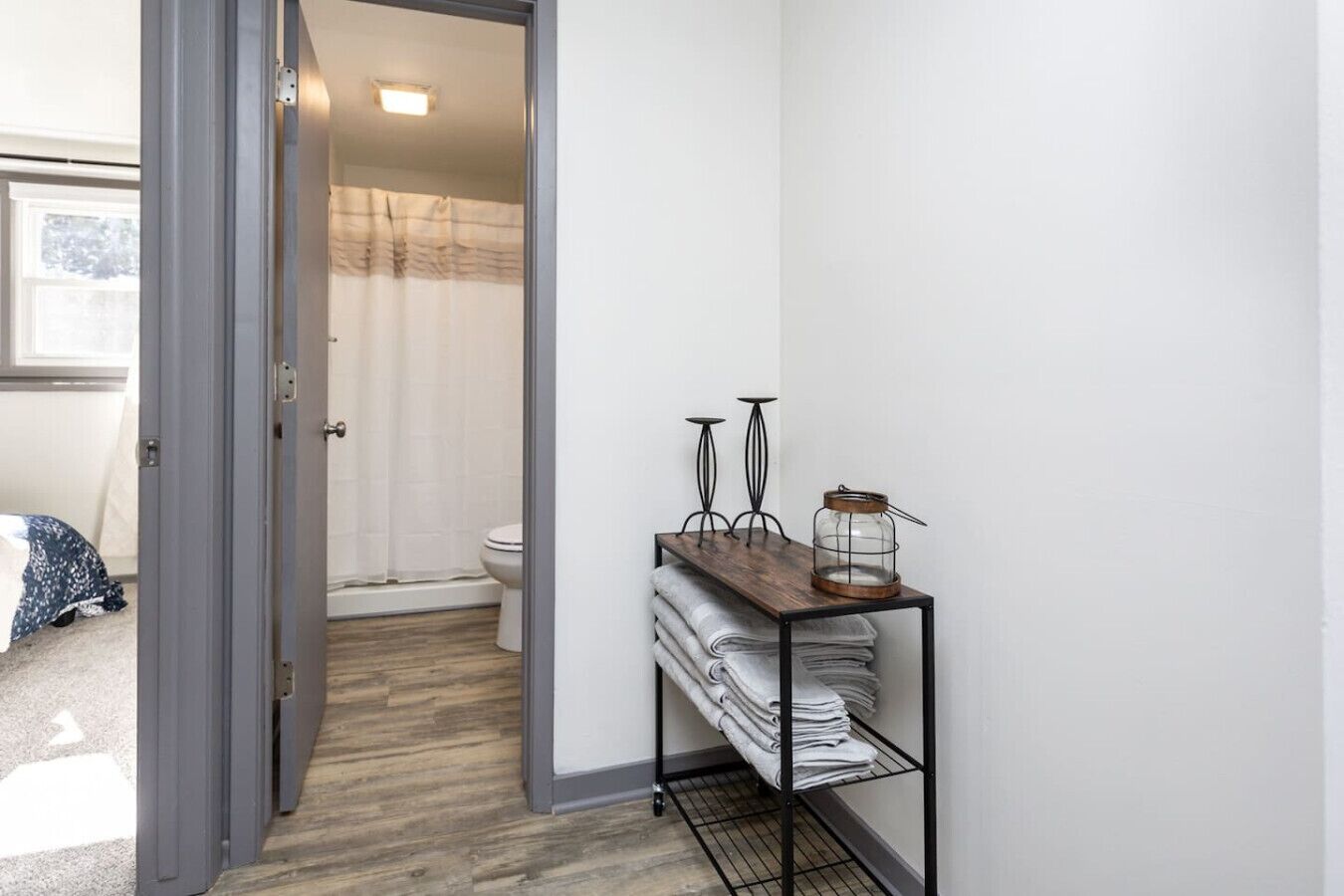 4 slaapkamers, een bureau, een strijkplank/strijkijzer, reisbedje