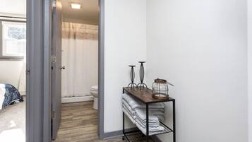 4 soverom, skrivebord, strykejern/-brett og reiseseng for barn