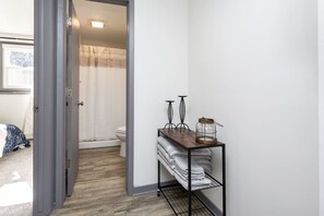 4 bedrooms, desk, iron/ironing board, travel crib