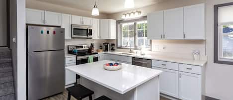 Four Ă micro-ondes, un four, surface de cuisson, lave-vaisselle