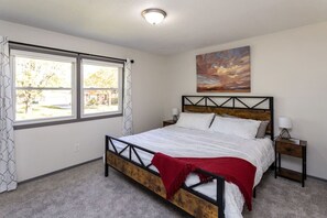 4 dormitorios, escritorio, tabla de planchar con plancha y cuna de viaje