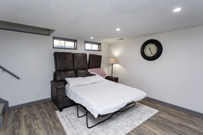 4 bedrooms, desk, iron/ironing board, travel cot