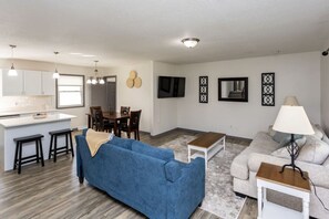 Una Smart TV, una chimenea, videojuegos