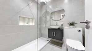 Douche, sèche-cheveux, serviettes fournies, savon