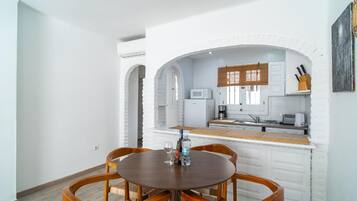 Een koelkast, een magnetron, een oven, een koffiezetapparaat/waterkoker