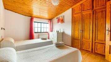 5 bedrooms, iron/ironing board, free WiFi