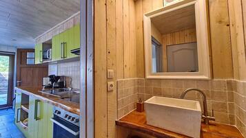 Geladeira, micro-ondas, fogão, lava-louças