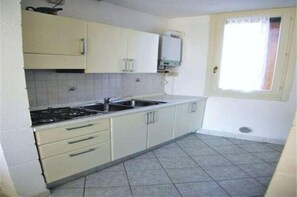 Fridge, oven, stovetop