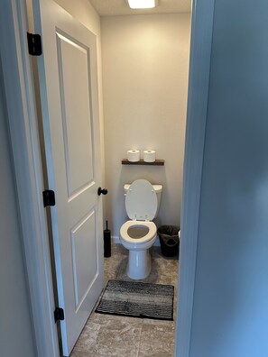 Dusche, Handtücher, Seife, Toilettenpapier