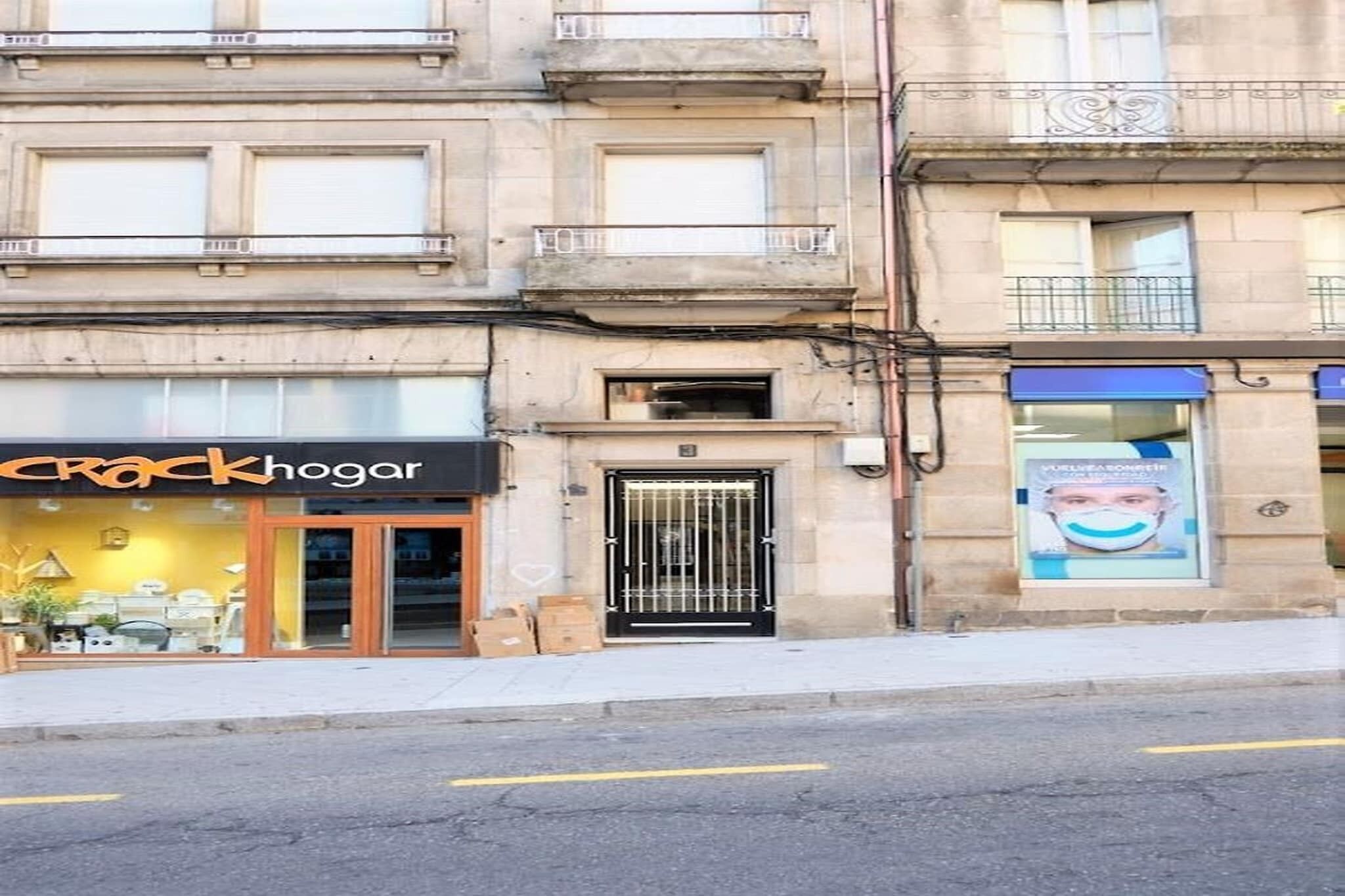 A building with a storefront labeled "Crock Hogar."