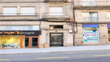 A building with a storefront labeled "Crock Hogar."