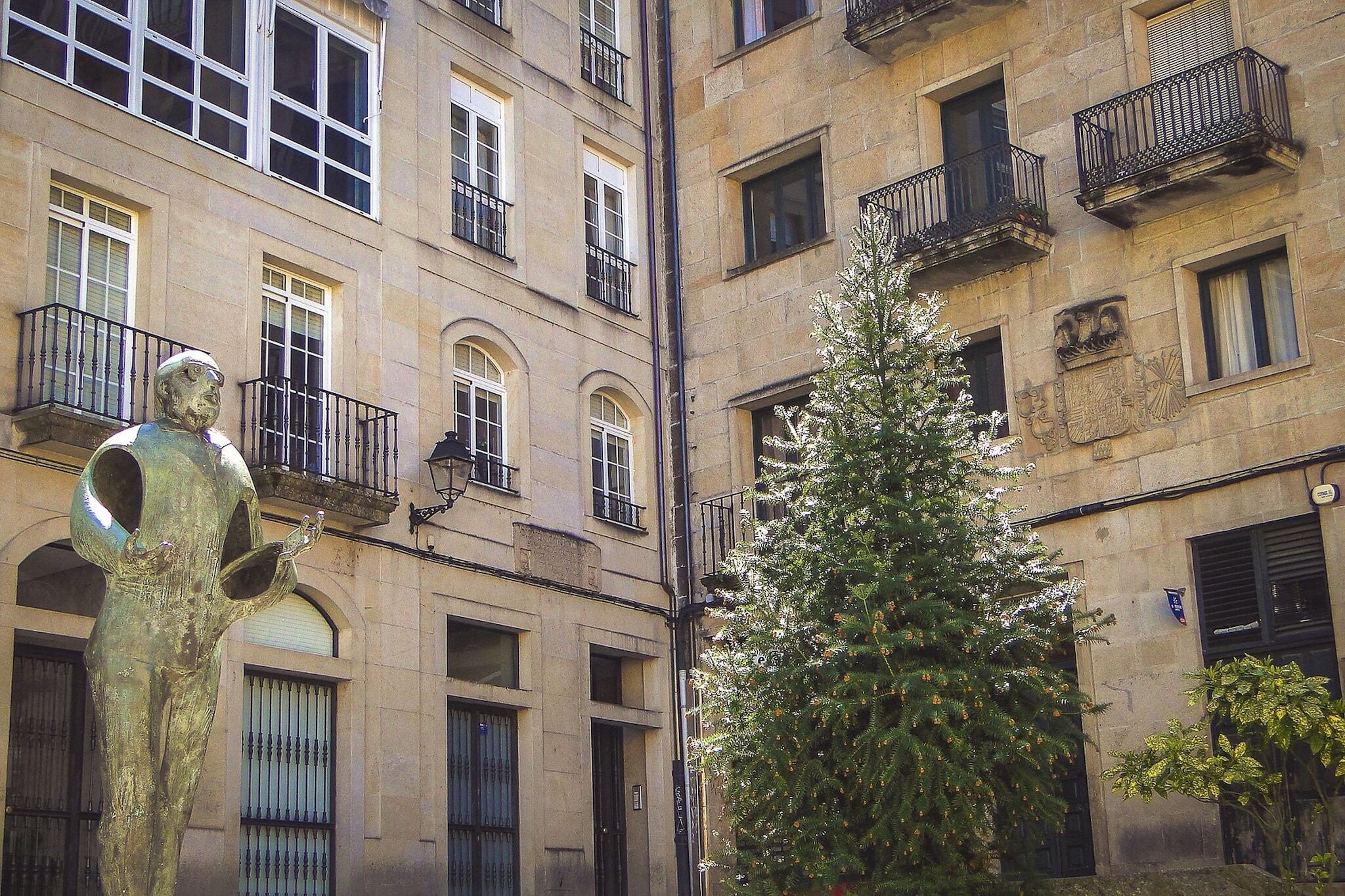 Un immeuble doté de nombreuses fenêtres et de balcons.