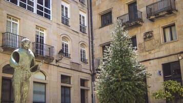 Un immeuble doté de nombreuses fenêtres et de balcons.