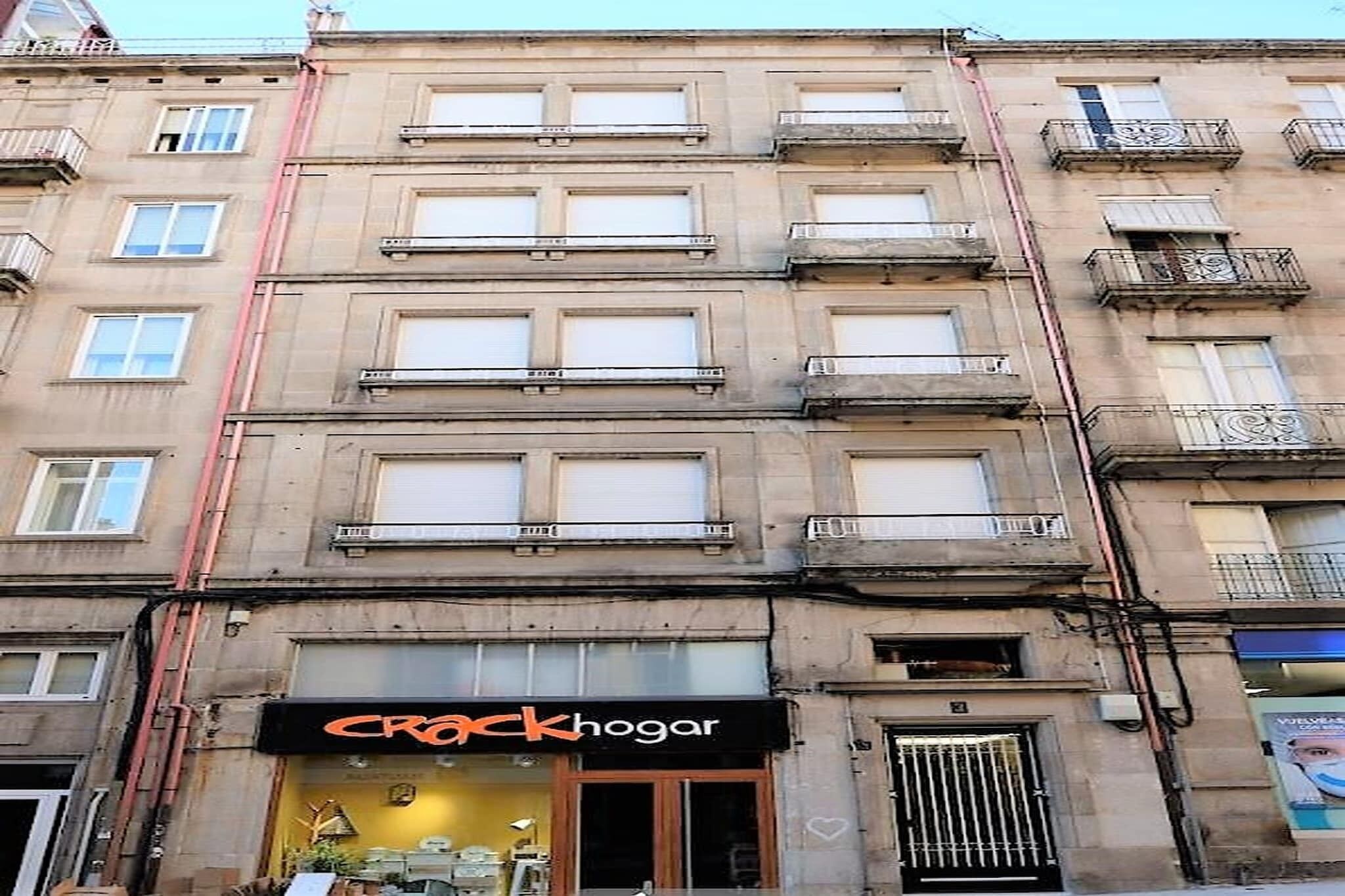En byggnad med flera våningar, där det finns en butik med skylten ”Crackhogar”.