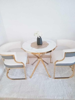 Appartement Confort, balcon, vue ville | Coin séjour | TV connectée de 24 pouces avec chaînes numériques