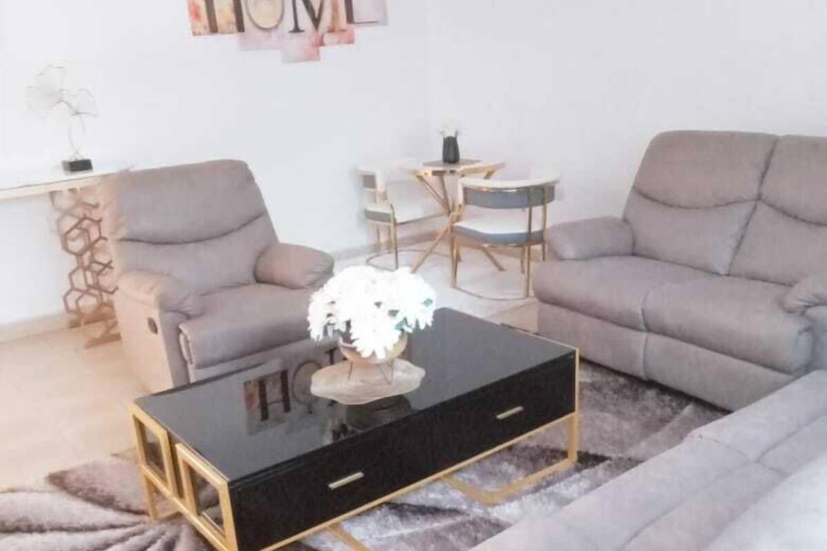Una sala de estar moderna con un sofá, una mesa de centro y un comedor.