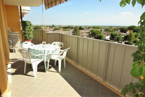 Outdoor dining - Holiday Home in Caorle near Spiaggia Tartaruga (Caorle (VE))