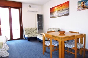 Dining - Holiday Home in Caorle near Spiaggia Tartaruga (Porto Santa Margherita (VE))