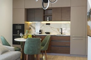 Réfrigérateur, micro-ondes, four, plaque de cuisson