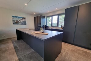 ثلاجة، فرن، موقد طهي مسطح، غسالة أطباق