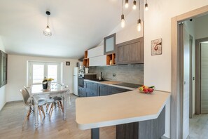 Fridge, oven, stovetop, dishwasher