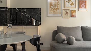 Departamento, balcón, vista a la ciudad | Área de sala de estar | Televisión de pantalla plana