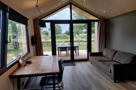 Smart TV, ping pong. Chic Chalet Near Kuinderbos