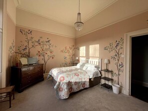 5 slaapkamers, een strijkplank/strijkijzer, wifi, beddengoed