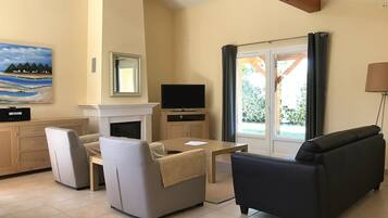 Smart TV, fireplace, ping pong