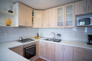 Fridge, microwave, oven, stovetop