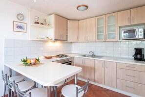 Kühlschrank, Mikrowelle, Ofen, Herdplatte