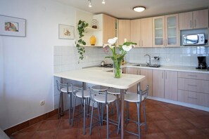 Kühlschrank, Mikrowelle, Ofen, Herdplatte