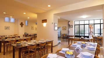 Tägliches Frühstücksbuffet gegen Gebühr