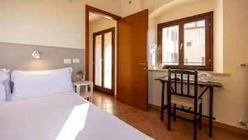 Quarto casal superior, vista para a cidade | Berços (sobretaxa), Wi-Fi de cortesia, roupa de cama