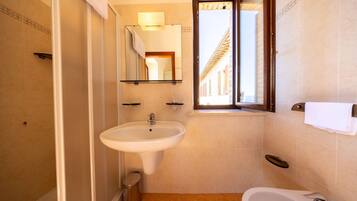 Ein Badezimmer mit Waschbecken, Spiegel und Fenster.