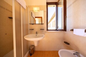 Chambre Simple Panoramique, vue ville | Salle de bain