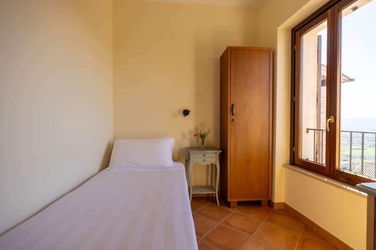 Cunas, wifi gratis, ropa de cama y acceso para silla de ruedas