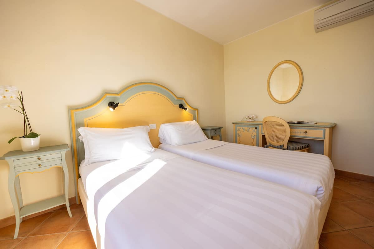 Cunas, wifi gratis, ropa de cama y acceso para silla de ruedas