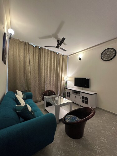 Charming 2-bedroom house with AC, WiFi in marvelous Candolim