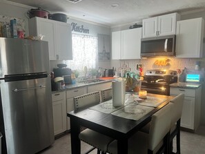 Microwave, oven, stovetop - Charming 2-bedroom house in terrific Jonesboro with AC, WiFi, BBQ Grill (Jonesboro)