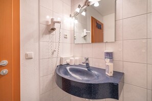 Regadera y secadora de cabello 