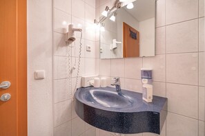 Suihku, hiustenkuivaaja