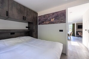 Une chambre à coucher avec un grand lit, des meubles en bois foncé et un tableau représentant un renard accroché au mur.