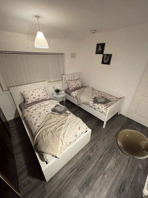 3 bedrooms, iron/ironing board, WiFi, bed sheets - Cozy Stay Near Airport/NEC/HS2/Contractors (Birmingham)