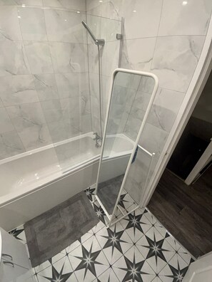 Dusche, Haartrockner, Handtücher, Seife