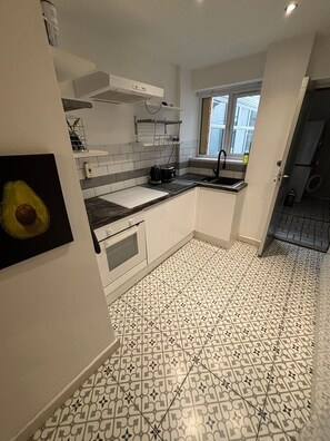 Fridge, microwave, oven, toaster - Cozy Stay Near Airport/NEC/HS2/Contractors (Birmingham)