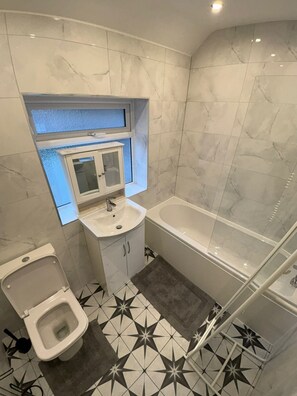 Shower, hair dryer, towels, soap - Cozy Stay Near Airport/NEC/HS2/Contractors (Birmingham)