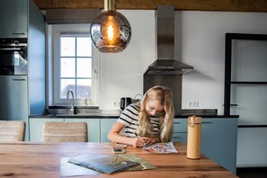 Réfrigérateur, micro-ondes, plaque de cuisson, lave-vaisselle