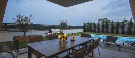 تناول الطعام بالخارج