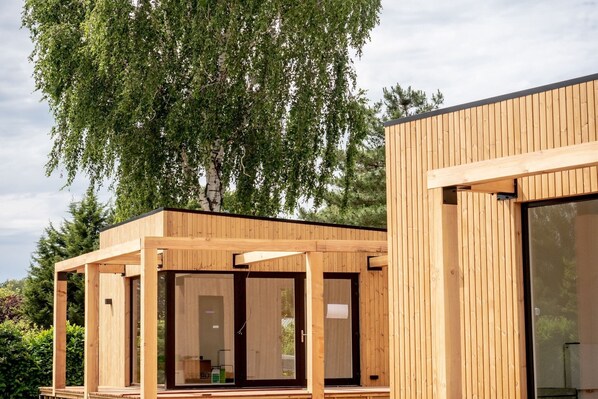 Property grounds - Lodge by Rhine with Stunning Water Views (Well)